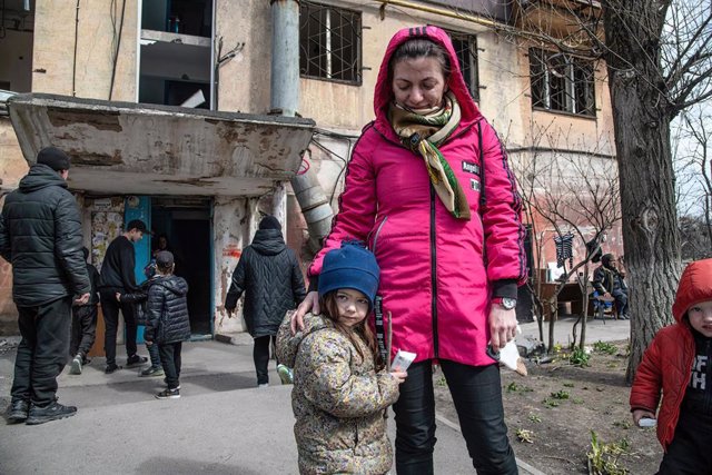 03 April 2022, Ukraine, Mariupol: A mother and daughter stand outside their destroyed home.  Photo: Maximilian Clarke/SOPA Images via ZUMA Press Wire/dpa