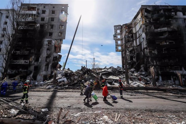 Thirteen humanitarian organizations show their shock at the deaths of civilians and sexual violence in Ukraine Residents walk past a residential building destroyed by Russian airstrikes in Borodyanka, Bucha Raion of Kyiv Oblast.